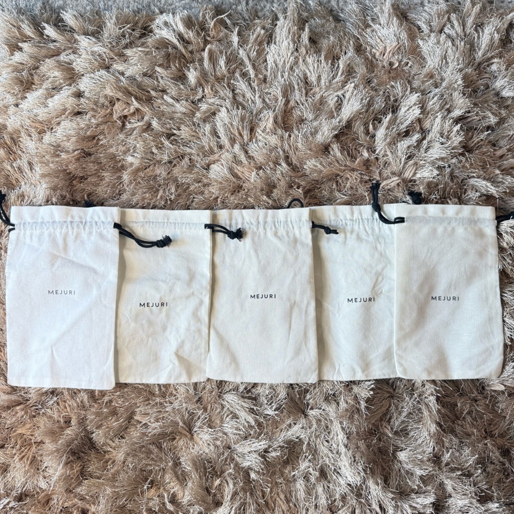 Mejuri medium Cream Bags Set of 5
